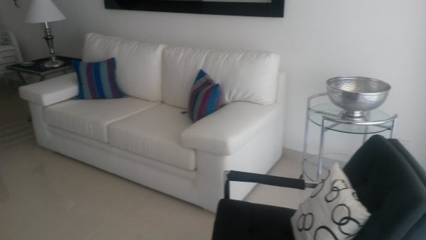 Sofa modelo RB en Aqua Clean almohadones sueltos.