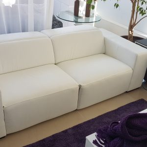 Sofa importado  en Cuero 100% con movimientos.