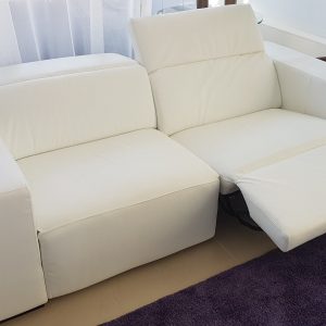 Sofa importado  en Cuero 100% con movimientos.