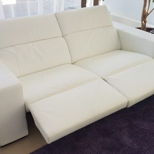 Sofa importado  en Cuero 100% con movimientos.