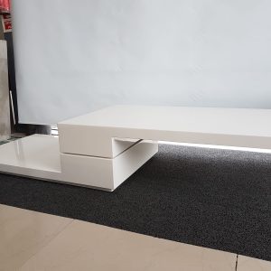 Mesa de living central importada laqueada giratoria