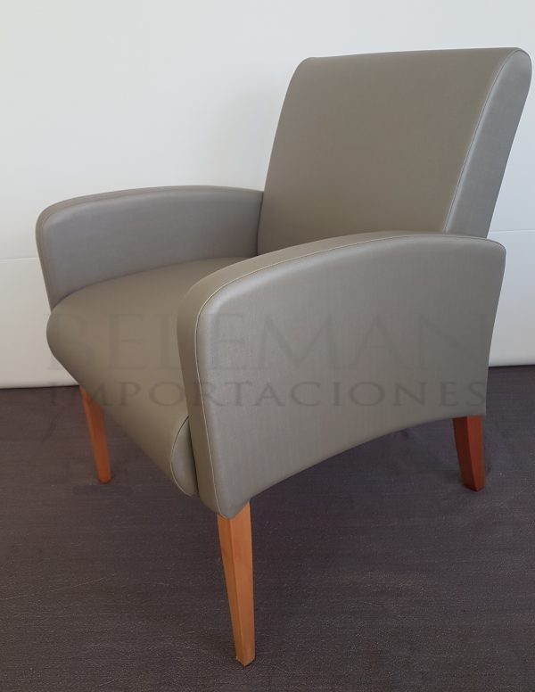 Butaca de living No.2  tapizada y patas en madera